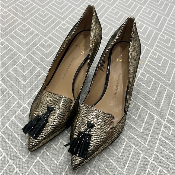 *LIKE NEW* Banana Republic Gold and Black Tassel Flats - Picture 1 of 1